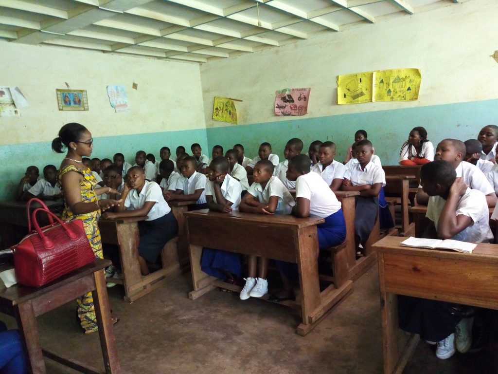 BUKAVU : 90 élèves adolescentes informées sur l’hygiène menstruelle et reçoivent des serviettes hygiéniques renouvelables MAISHA PAD.