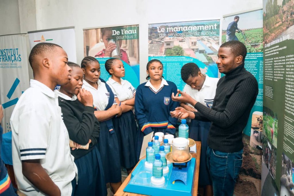 BUKAVU : L’INITIATIVE CONSTRUIRE ENSEMBLE SENSIBILISE LES ELEVES SUR LA BONNE GESTION DE L’EAU A TRAVERS L’ART.