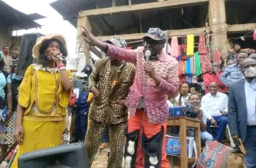 MAGAZINE SUR  LA COMEDIE COMME UN TREMPLIN OU CARRIERE POUR LES ARTISTES LOCAUX