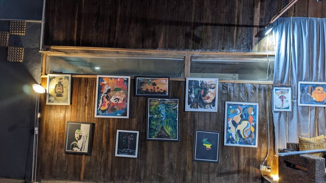 Bukavu : J’ador Viscach dévoile « Mwendo pole pole », une collection introspective à l’Expo Galerie d’Art.