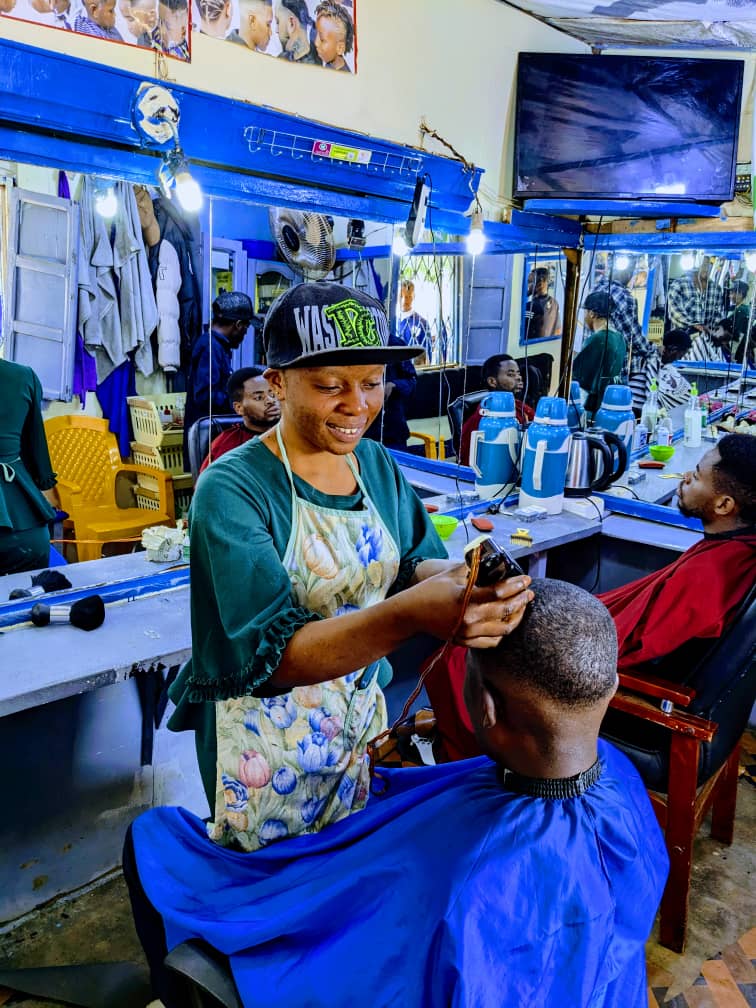Art : Art : Vanessa Matunda défie les préjugés par la coiffure masculine à Bukavu.
