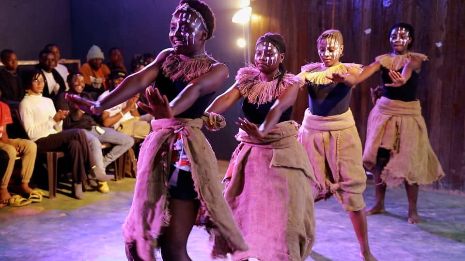 Bukavu : Des femmes artistes sensibilisent la communauté à l’unité et cohésion sociale.  