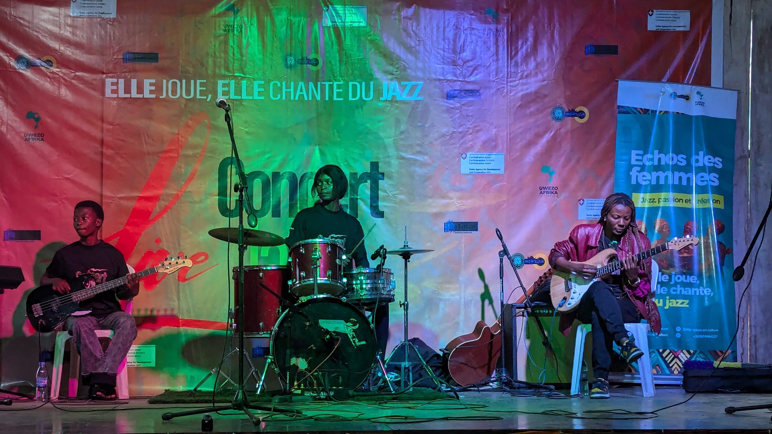 Bukavu : Les jeunes talents du centre Delia Ndaro relèvent leur créativité par le spectacle « Elle joue, elle chante du jazz ».