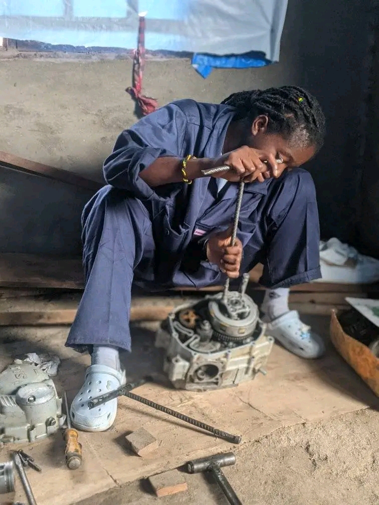 Bukavu : Pascaline Kalumuna, une jeune mécanicienne qui brise les stéréotypes et inspire les jeunes femmes