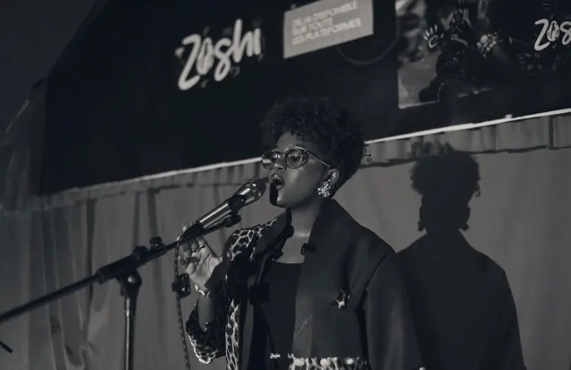 Bukavu : avec son EP “Zoshi”, Gloria Bash transforme la musique en message d’espoir et de résilience